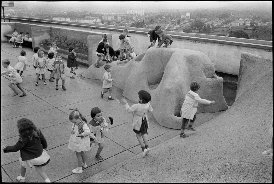 Photo by Rene Burri showing children playing on the roof of Le Corbusier's Unité d'Habitation